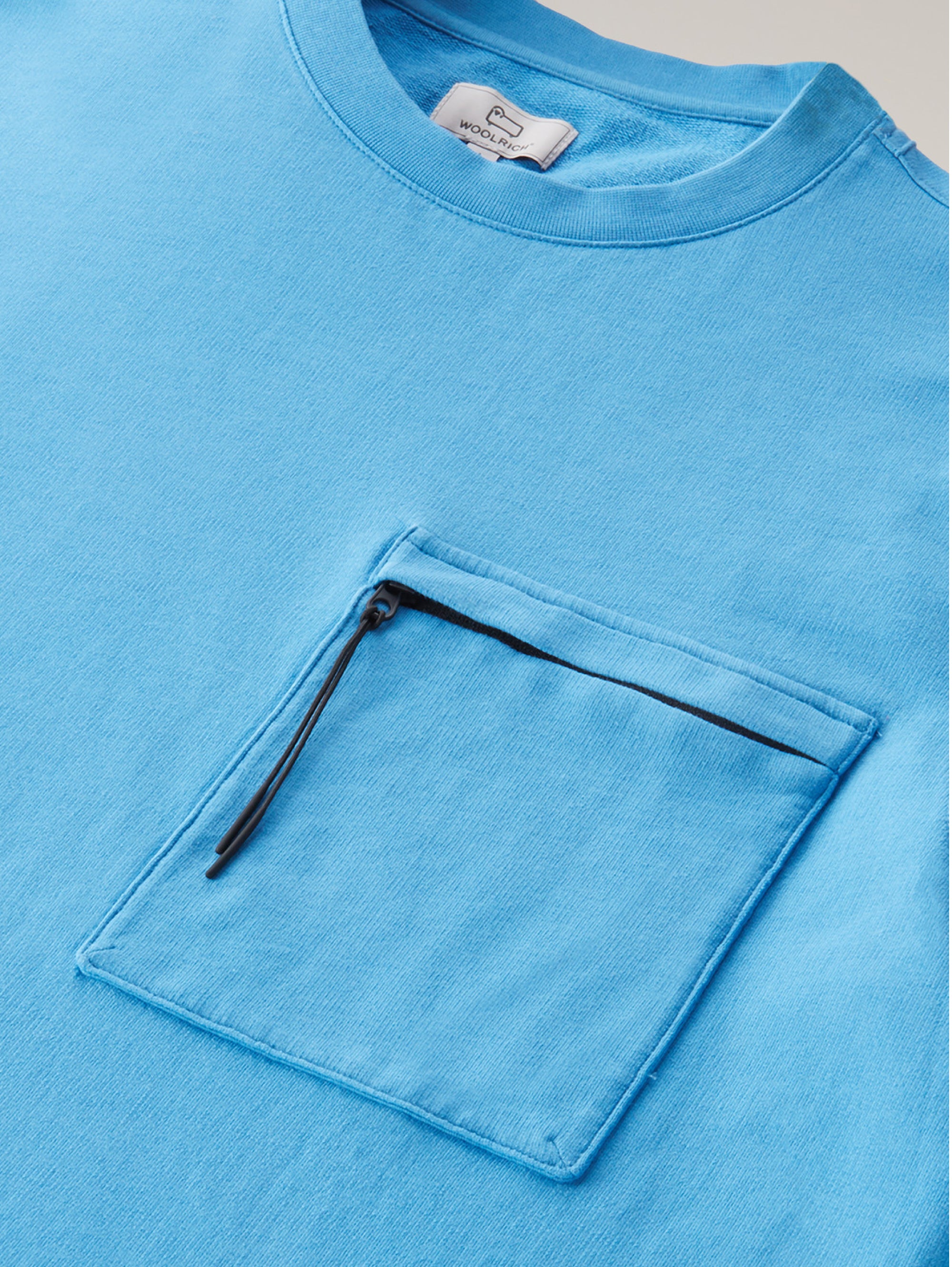 Rundhals-Sweatshirt mit blauer applizierter Tasche