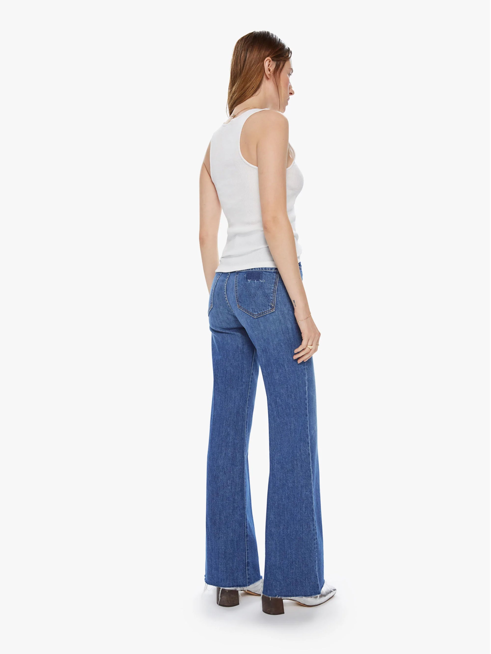 Ausgestellte Jeans mit blauem, ausgefranstem Saum